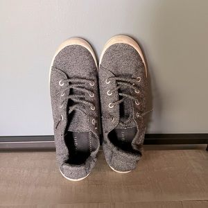 Steve Madden no tie slip on